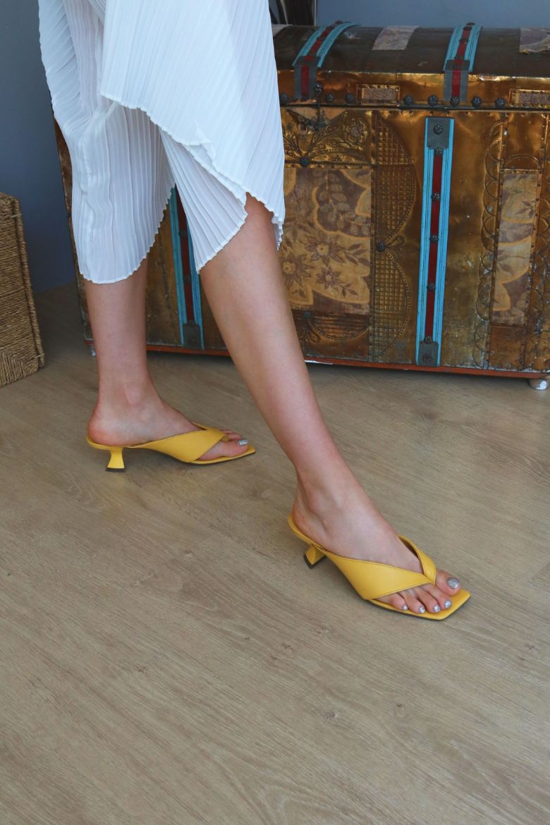 Kısa Topuk Küt Burun Hakiki Deri Terlik Kadeh Topuk  SARI resmi