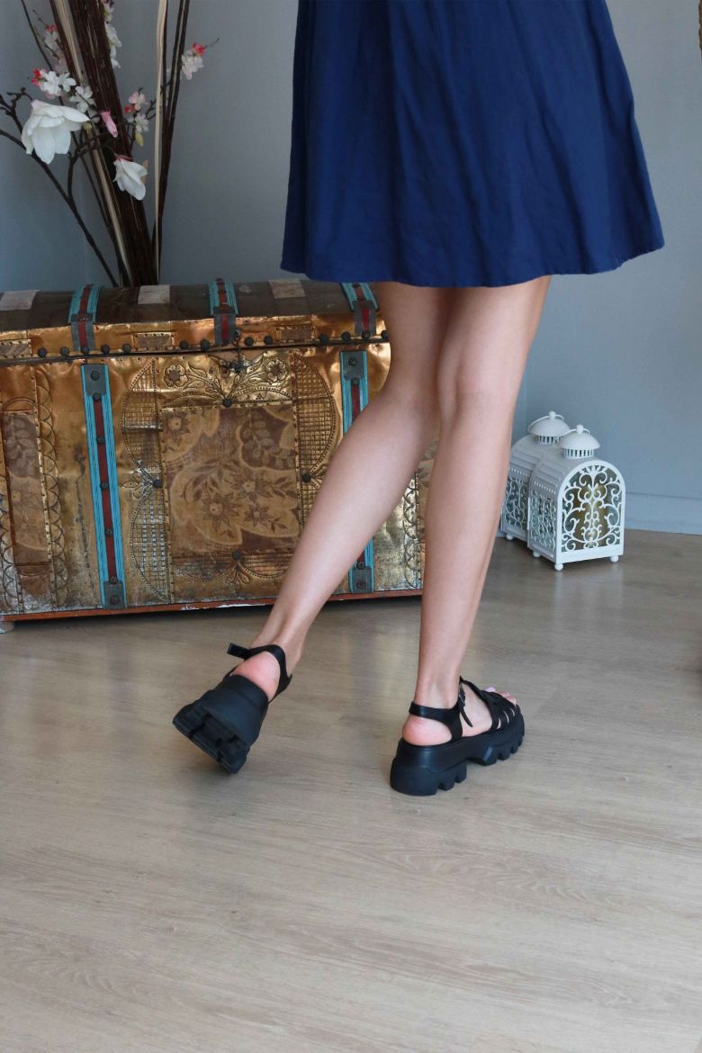 Kemer Detaylı Kalın Taban Hakiki Deri Kadın Sandalet  SİYAH resmi