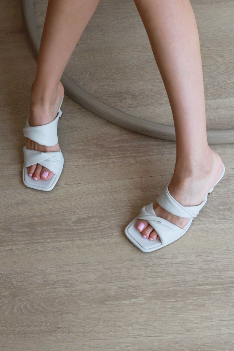 Bantlı Küt Burun Arkası Açık Kadeh Topuk Topuklu Ayakkabı  BEJ resmi