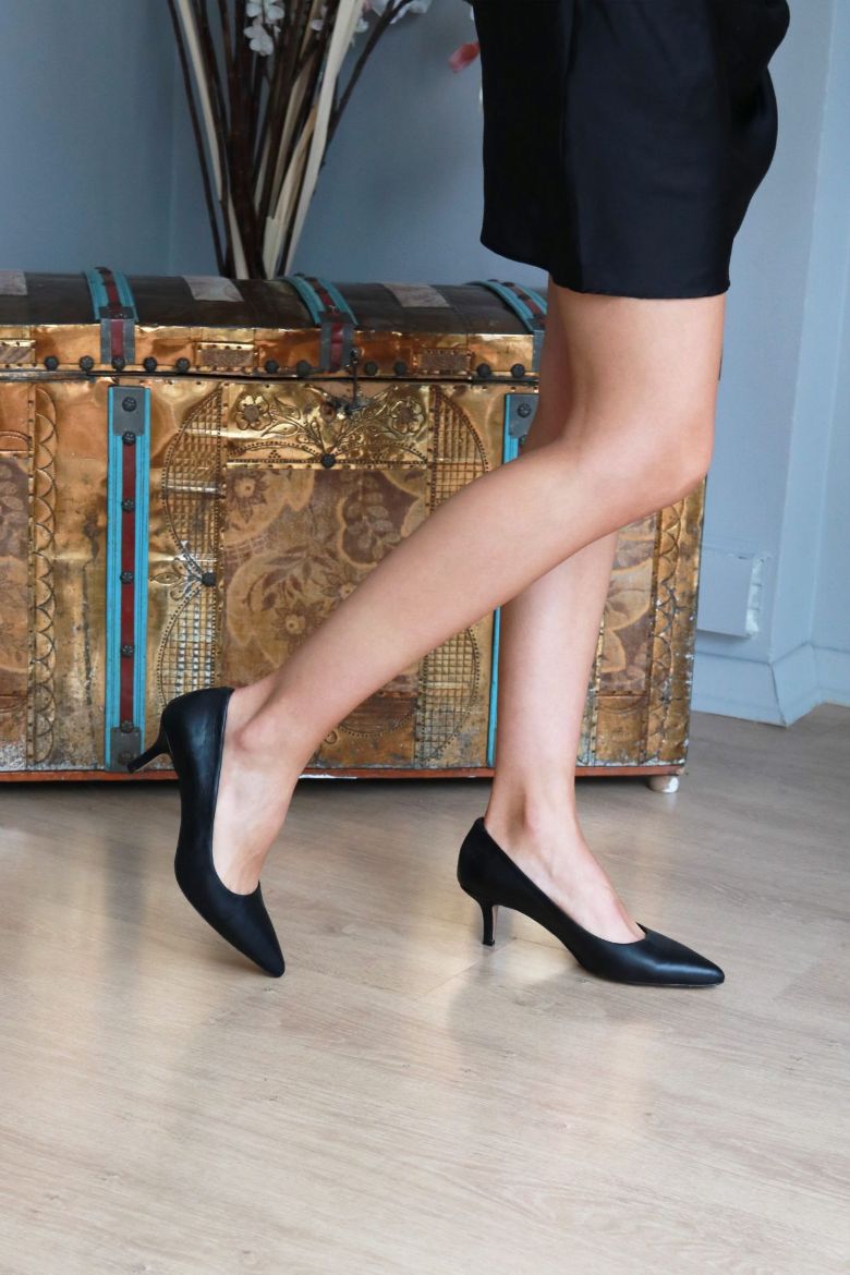 Hakiki Deri Sivri Burun Kısa Ince Topuklu Kadın Stiletto  SİYAH resmi