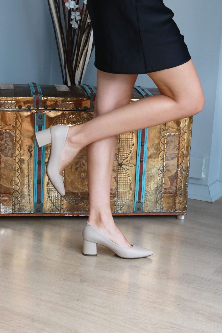 Sivri Burun Hakiki Deri Kısa Kalın Topuklu Kadın Stiletto  TEN  resmi