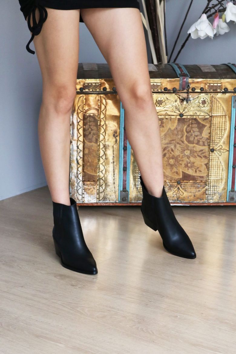 Lastik Detaylı Sivri Burun Bilek Boy Kalın Topuklu Hakiki Deri Kadın Bot  SİYAH resmi