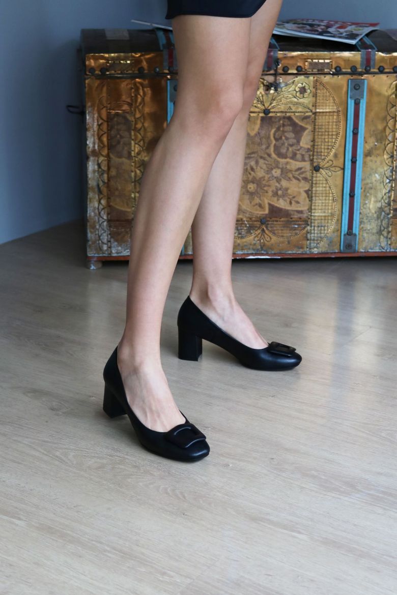 Hakiki Deri Toka Detaylı Küt Burun Topuklu  Ayakkabı  SİYAH resmi