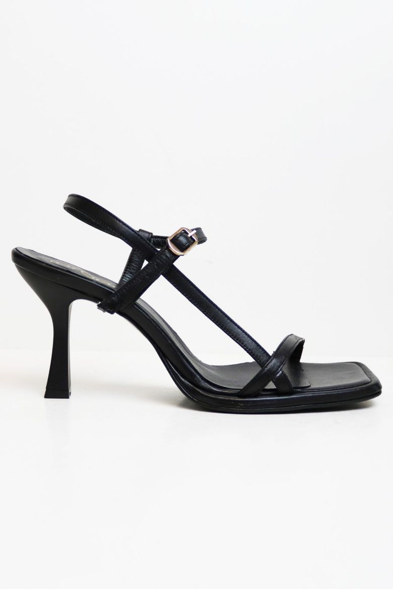 Kemer Detaylı Hakiki Deri Kadeh Topuk Topuklu Ayakkabı  SİYAH resmi