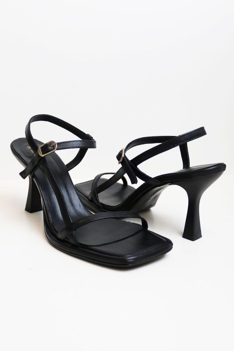 Kemer Detaylı Hakiki Deri Kadeh Topuk Topuklu Ayakkabı  SİYAH resmi