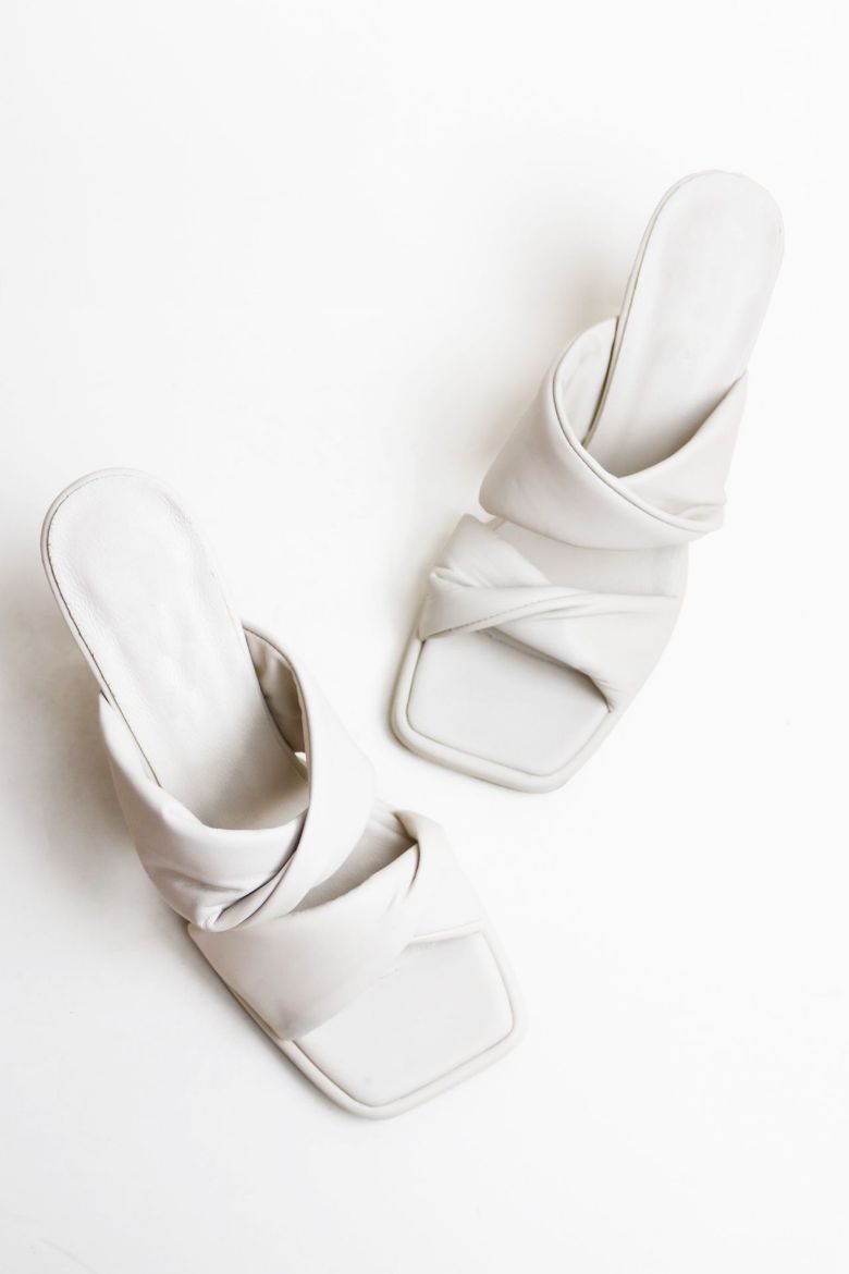 Bantlı Küt Burun Arkası Açık Kadeh Topuk Topuklu Ayakkabı  BEJ resmi