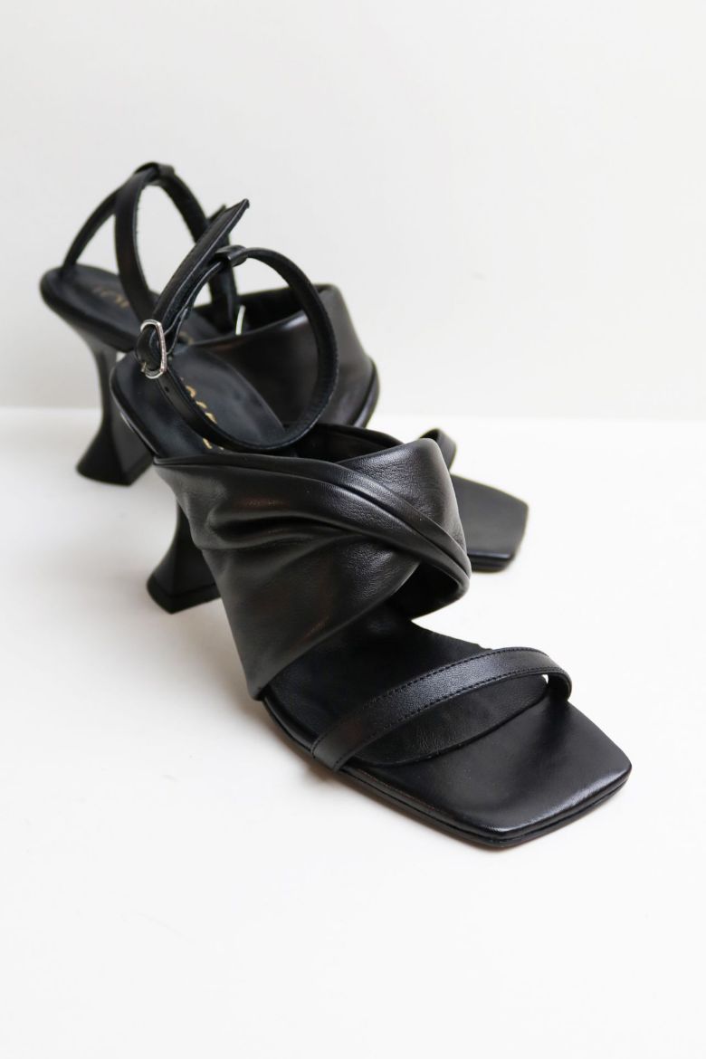 Bilekten Bağlı Hakiki Deri Bant Detaylı Kadeh Topuk Topuklu Ayakkabı  SİYAH resmi