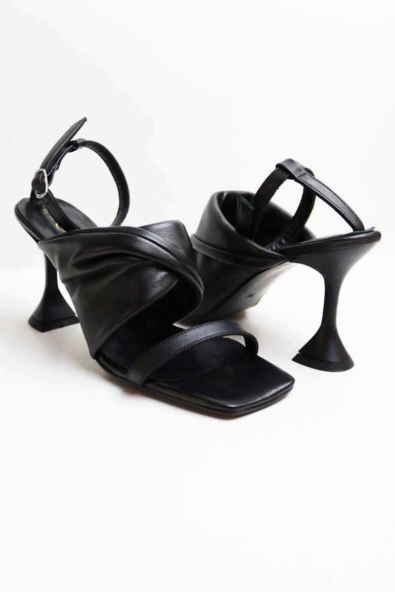 Bilekten Bağlı Hakiki Deri Bant Detaylı Kadeh Topuk Topuklu Ayakkabı  SİYAH resmi