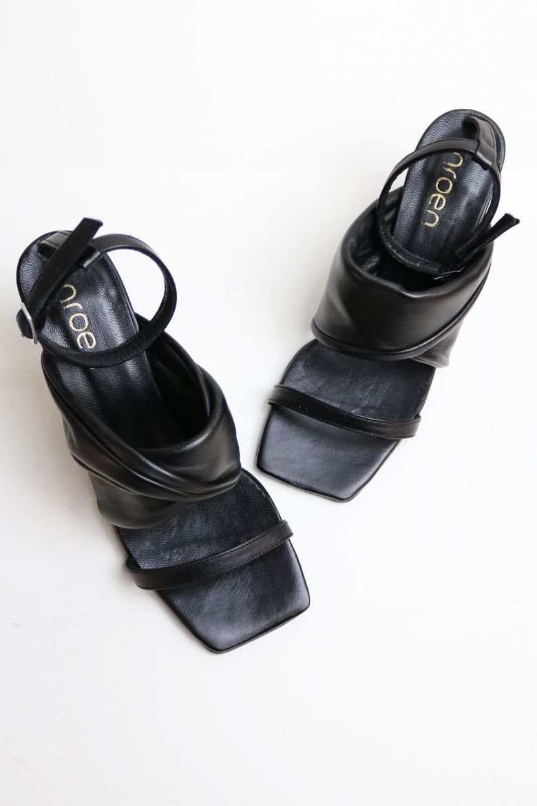 Bilekten Bağlı Hakiki Deri Bant Detaylı Kadeh Topuk Topuklu Ayakkabı  SİYAH resmi