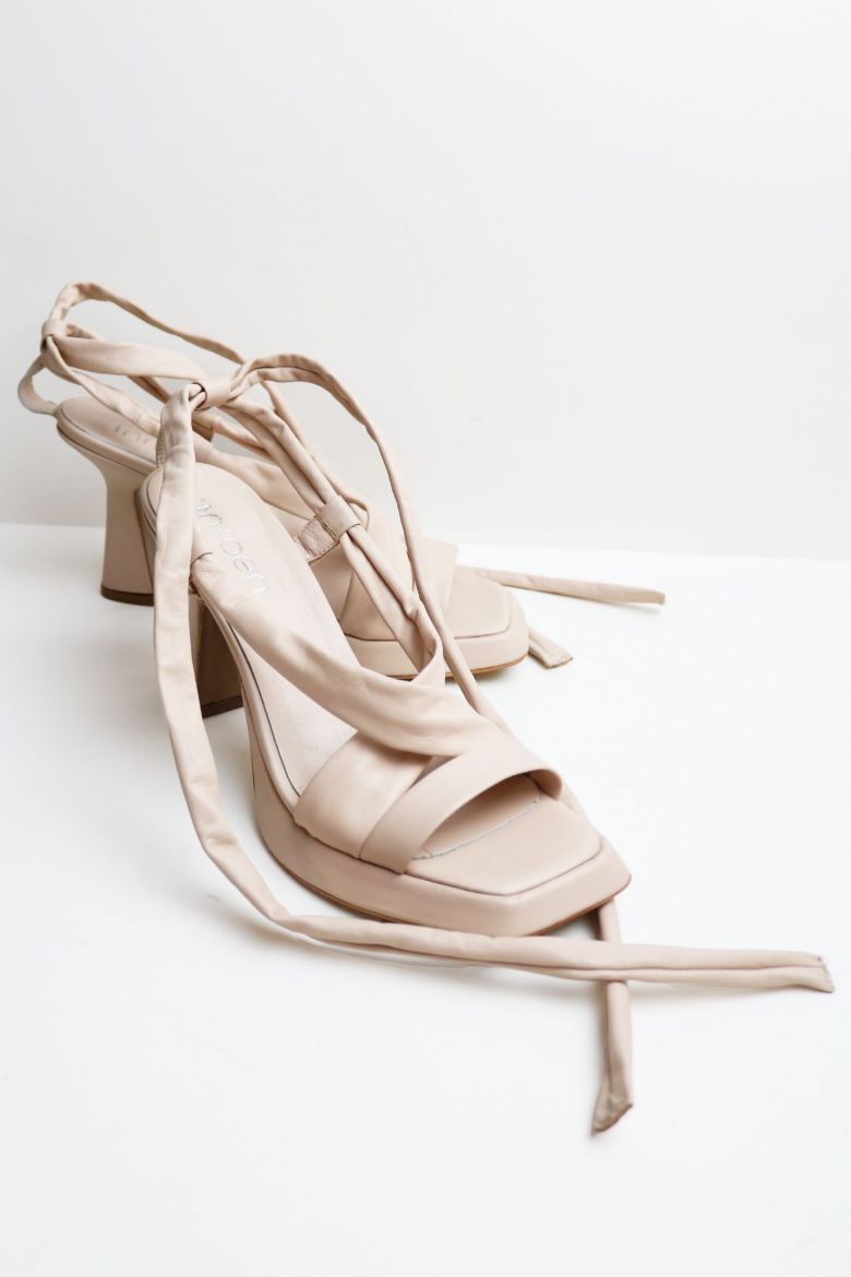 Ip Detaylı Küt Burun Hakiki Deri Çapraz Bantlı Kadeh Topuk Topuklu Ayakkabı  BEJ resmi