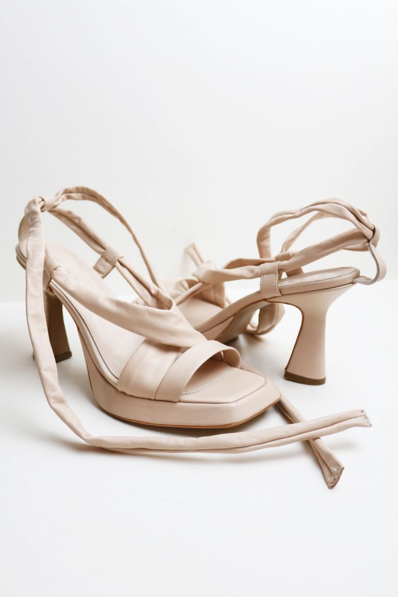 Ip Detaylı Küt Burun Hakiki Deri Çapraz Bantlı Kadeh Topuk Topuklu Ayakkabı  BEJ resmi