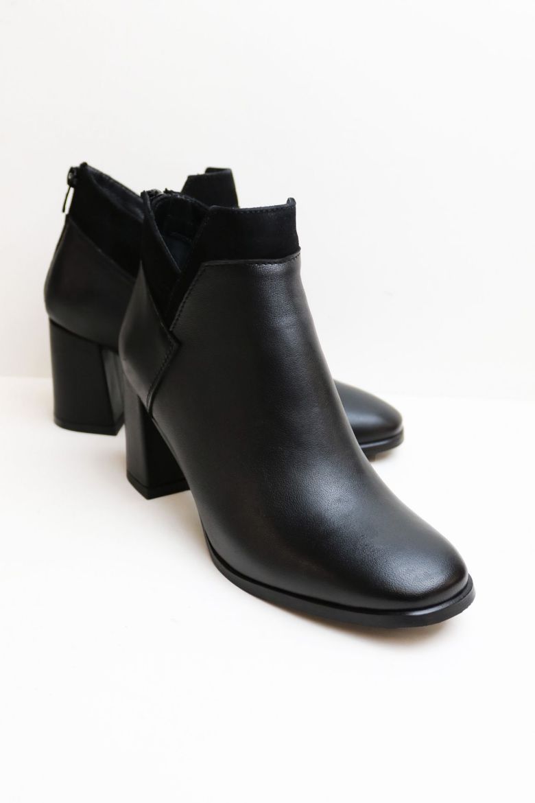 Yan V Detaylı Bilek Boy Kalın Topuklu Hakiki Deri Kadın Bot  SİYAH resmi