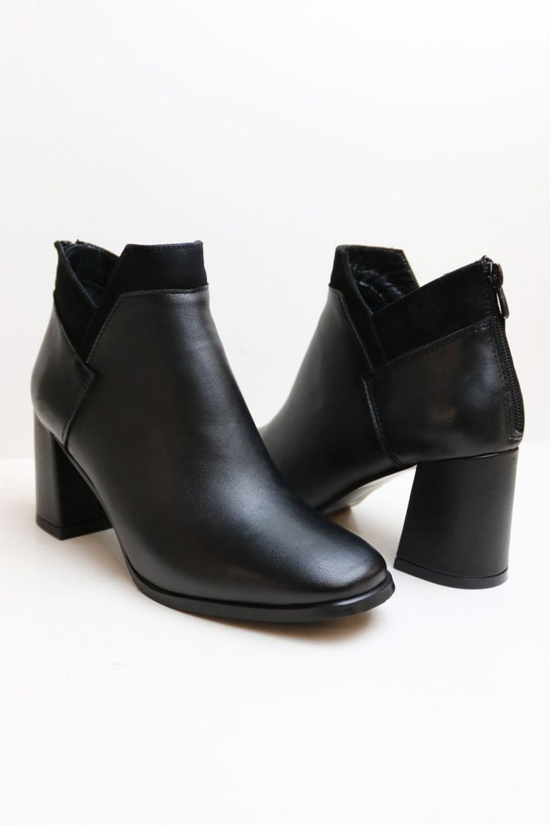 Yan V Detaylı Bilek Boy Kalın Topuklu Hakiki Deri Kadın Bot  SİYAH resmi